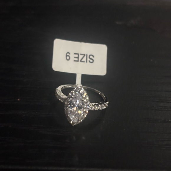 Elegant Silver Marquise Cut Ring - Picture 2 of 2